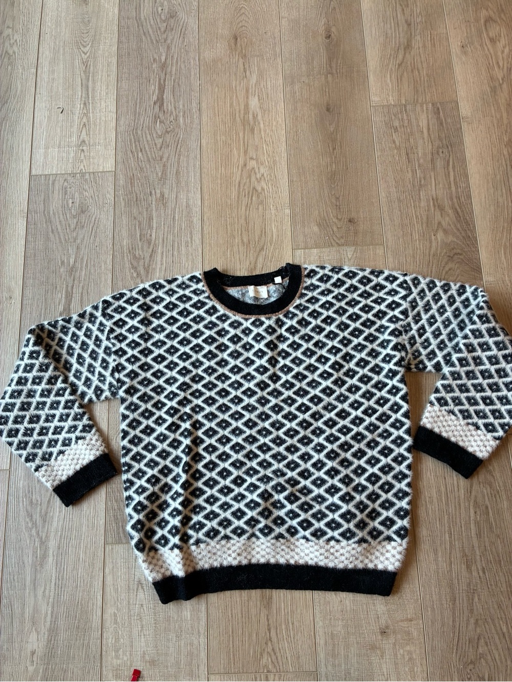 Cyrus black and white geometric pattern sweater crew neck super soft medium